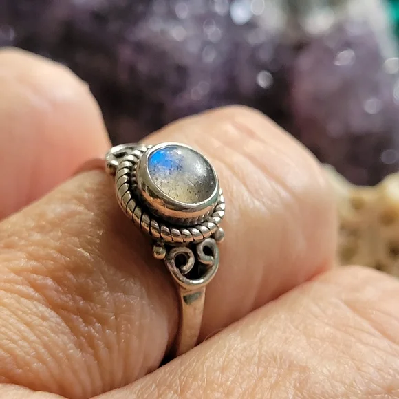 Sterling silver Moonstone ring with pretty designs on the band. - Picture 3 of 7